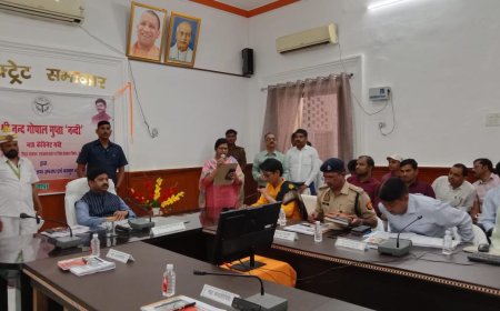 प्रभारी मंत्री नंद गोपाल गुप्ता 'नंदी' ने जिले के अधिकारियों संग किया समीक्षा बैठक