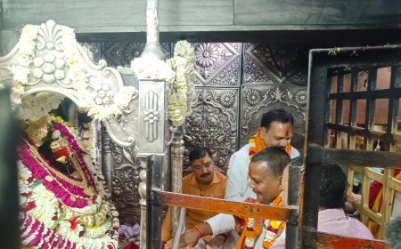 पर्यटन मंत्री जयबीर सिंह ने मां विंध्यवासिनी का दर्शन पूजन कर कारीडोर निर्माण का किया निरीक्षण