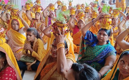 गायत्री महायज्ञ के अवसर पर भव्य कलश यात्रा का आयोजन।