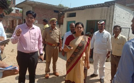 जिलाधिकारी ने गंगा प्रदूषण द्वारा कराए जा रहे कार्यों का किया निरीक्षण।