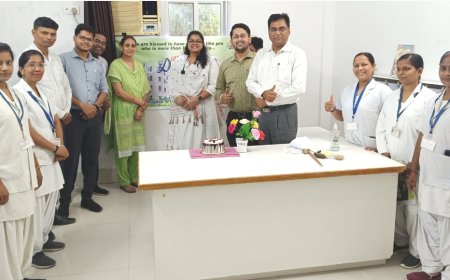 एपेक्स ट्रस्ट हास्पिटल में केक काटकर मनाया गया डॉक्टर्स डे।