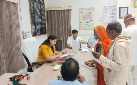 जनता दर्शन कार्यक्रम में जिलाधिकारी ने सुनीं  लोगों की समस्याएं