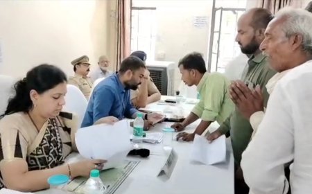 जिलाधिकारी ने समाधान दिवस में सुनी फरियाद।