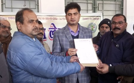 साजिशन फंसाए जाने पर रोक लगाने की मांग को लेकर राजस्व कर्मियों ने कार्य बहिष्कार कर किया धरना प्रदर्शन