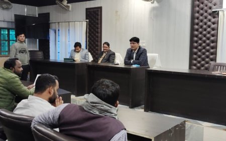 एडीएम वित्त ने सुनी नाराज सभासदों की समस्या